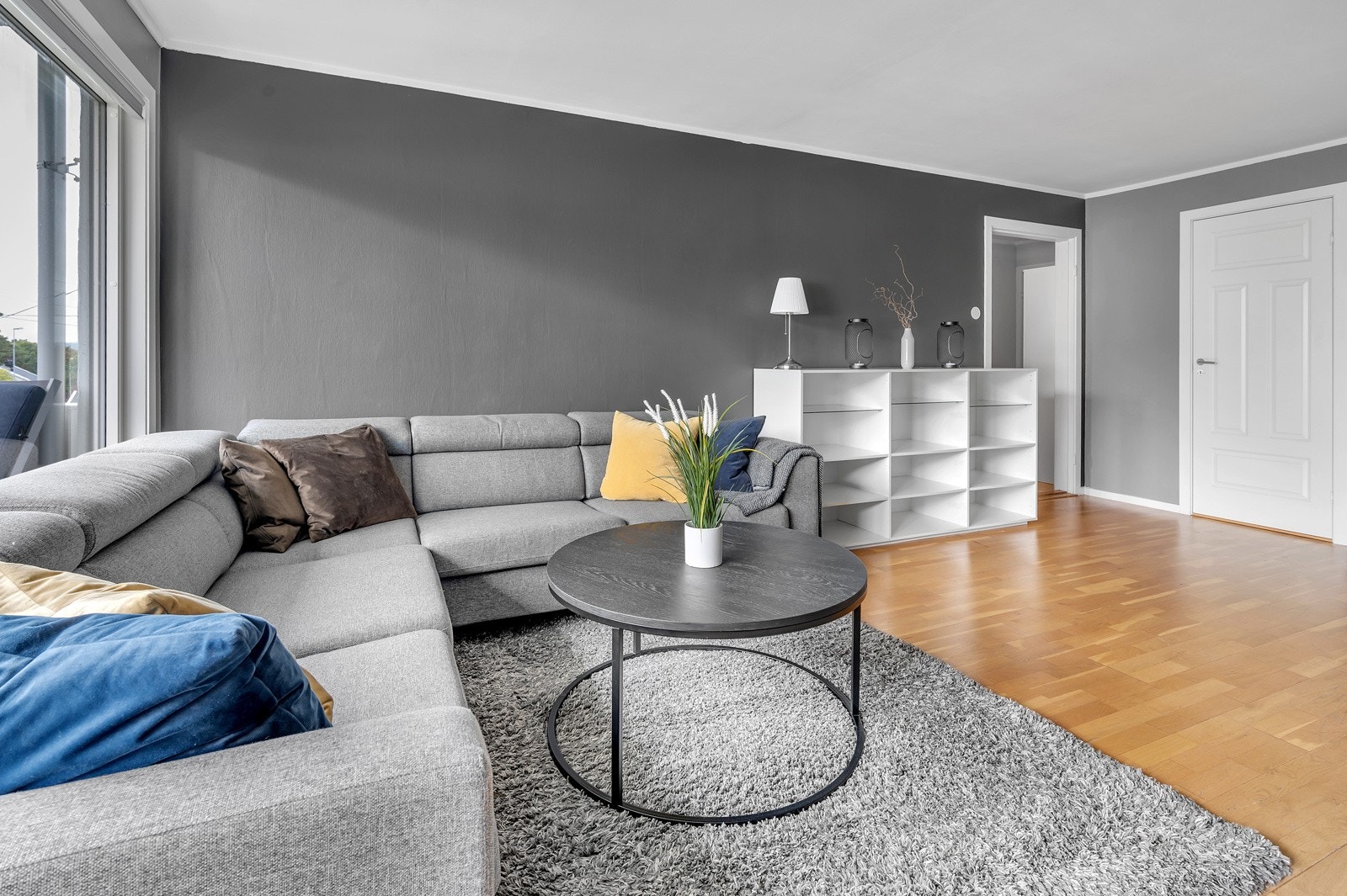 I stuen er det plass til både sofa- og spisegruppe Galleribilde