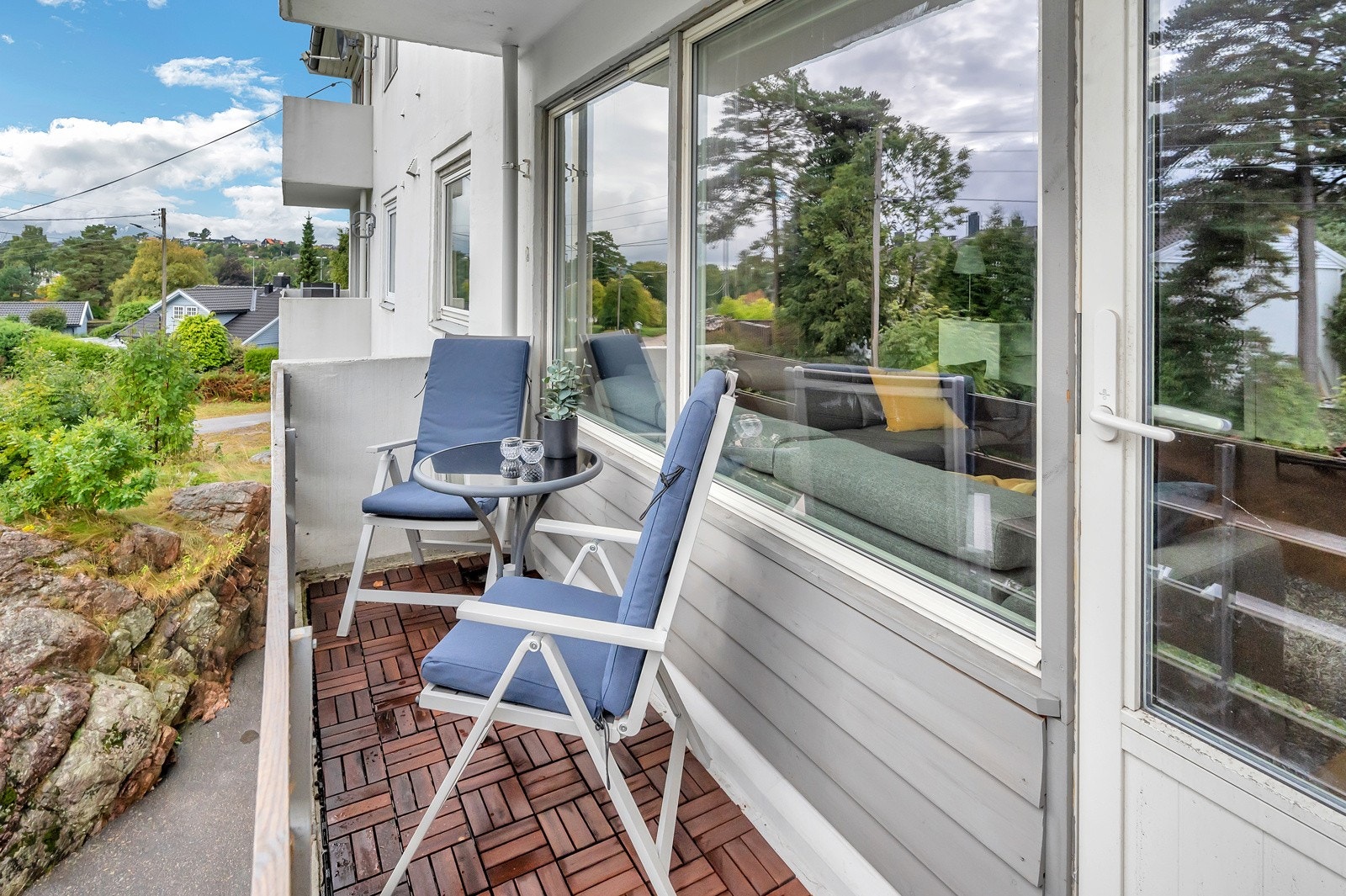 Fra stuen er det utgang til balkong Galleribilde
