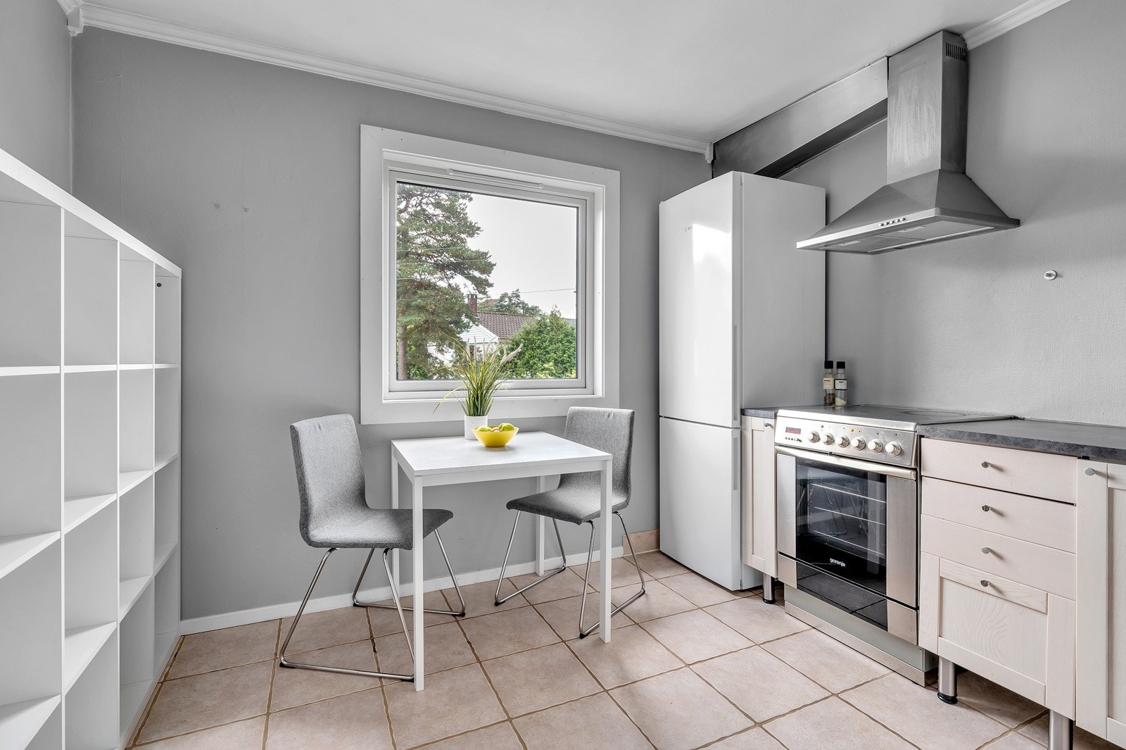 På kjøkkenet er det plass til en hyggelig spiseplass Galleribilde