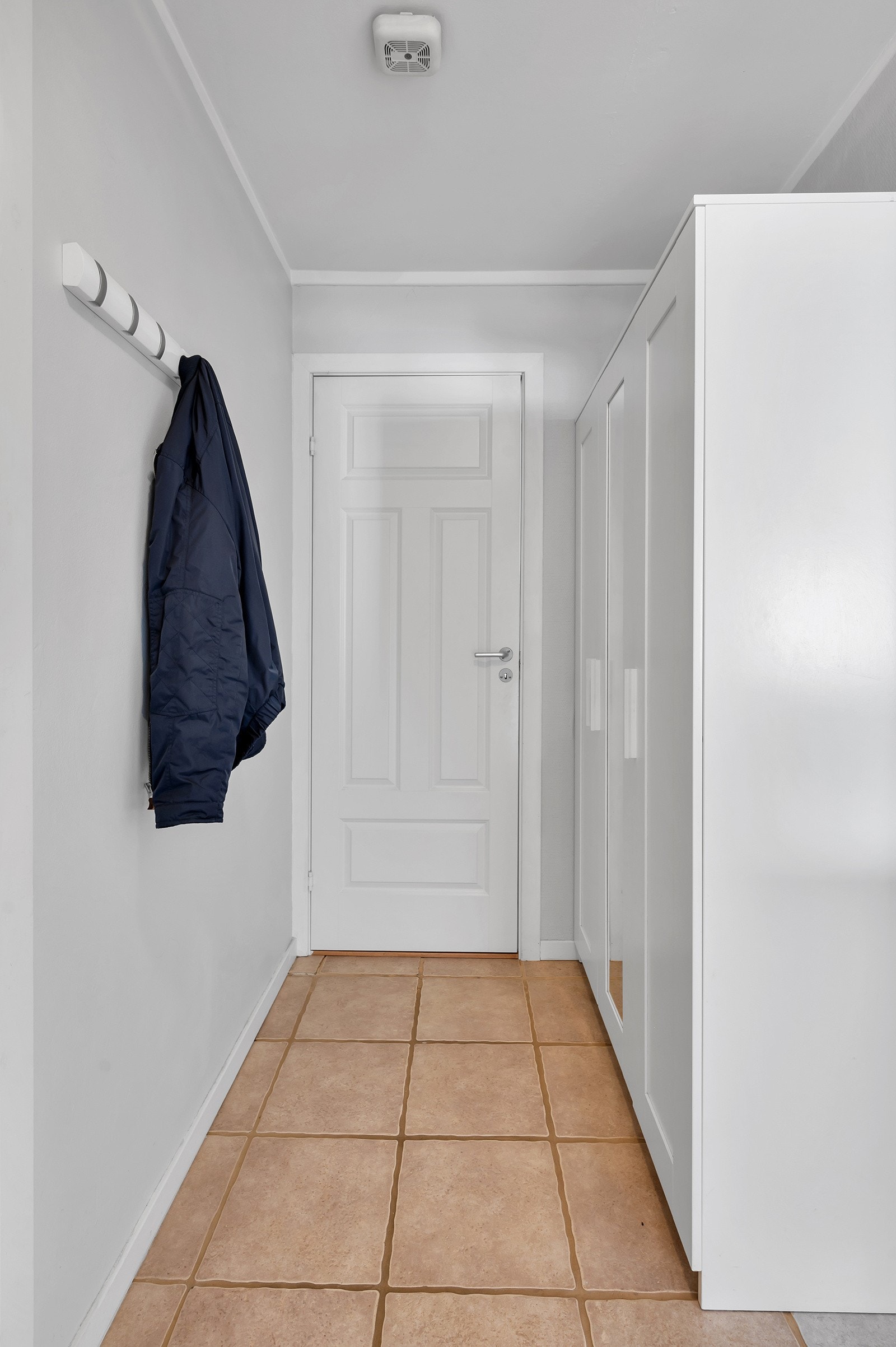 God plass i gang til oppbevaring av ytterklær og sko Galleribilde