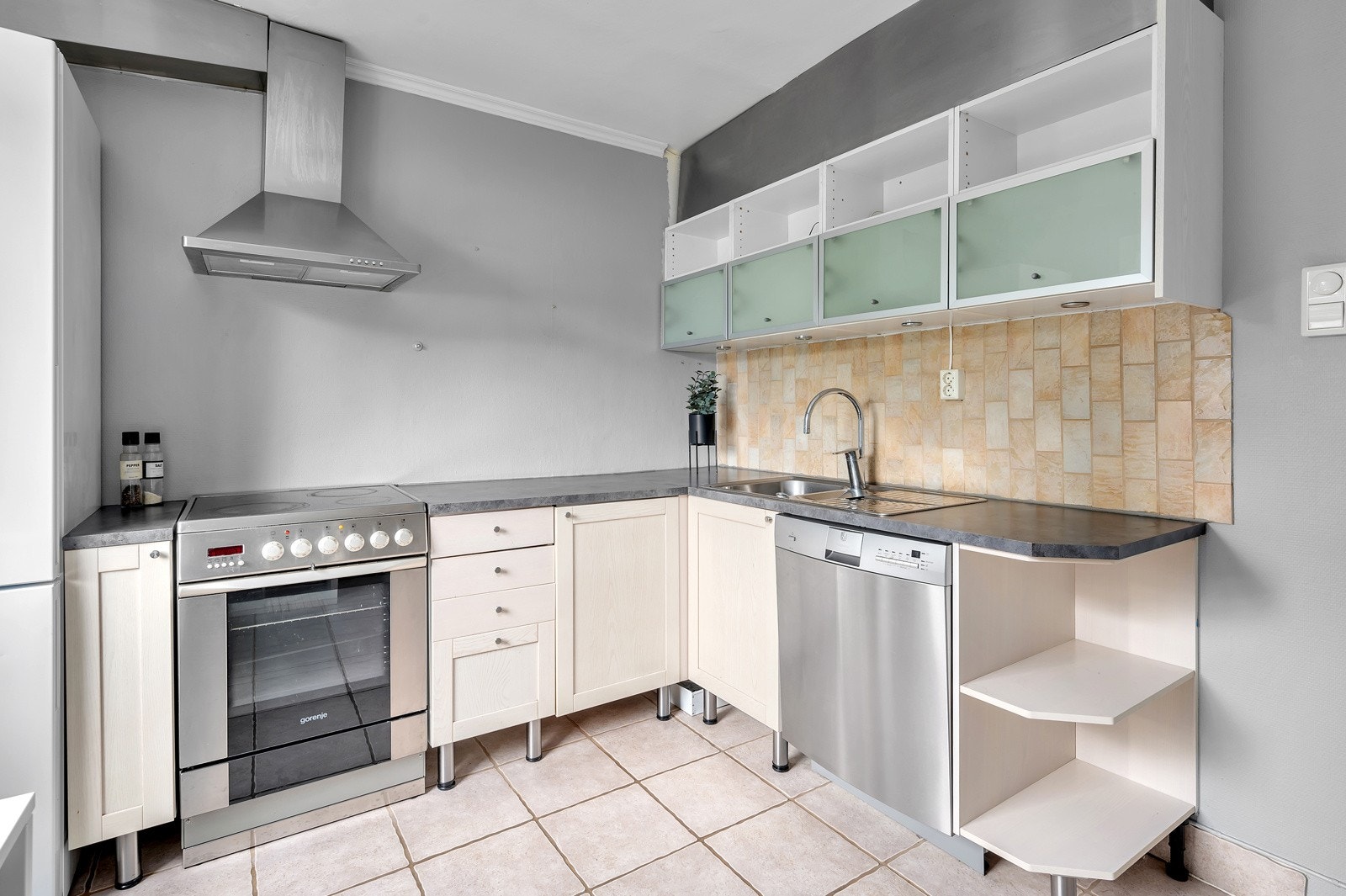 Romslig kjøkken med god skap- og benkplass Galleribilde