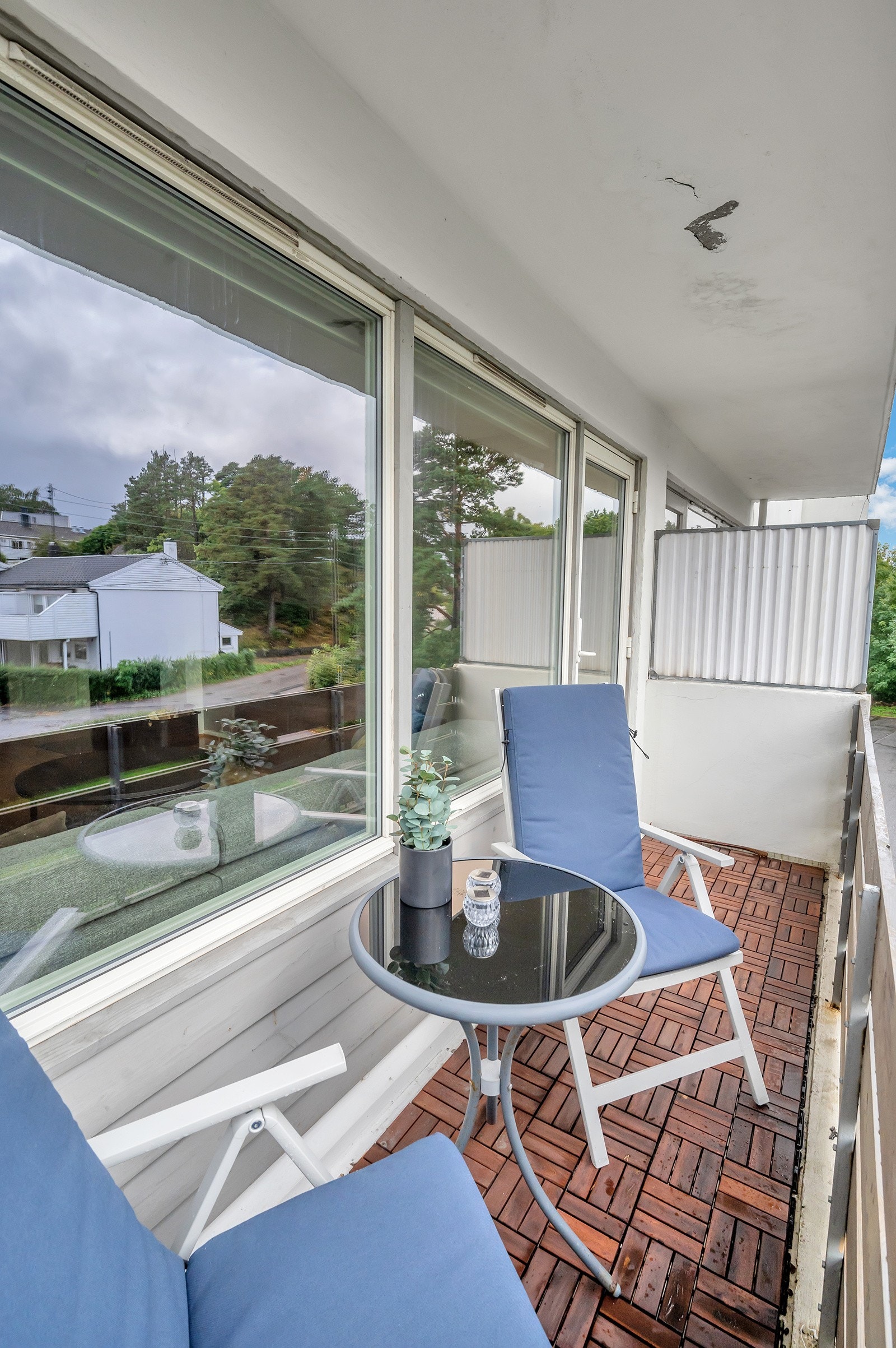 Balkongen er sydvendt og har gode solforhold Galleribilde