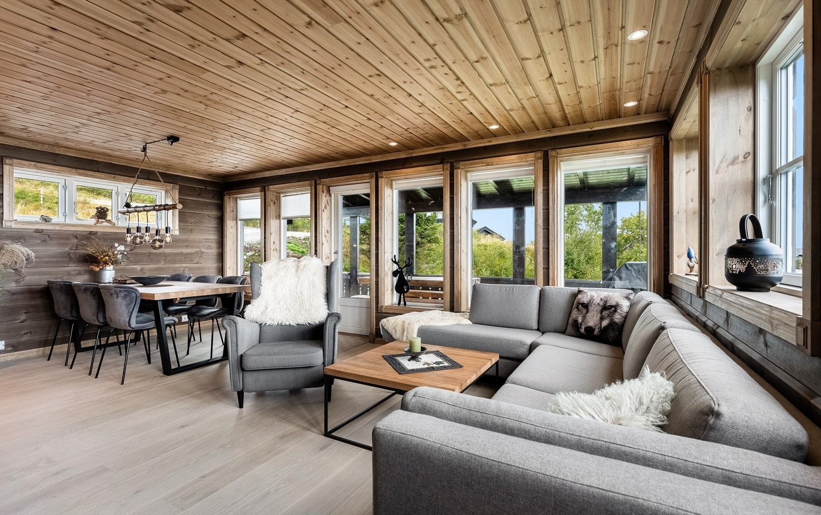 God plass til både salonggruppe og spisestue. Galleribilde