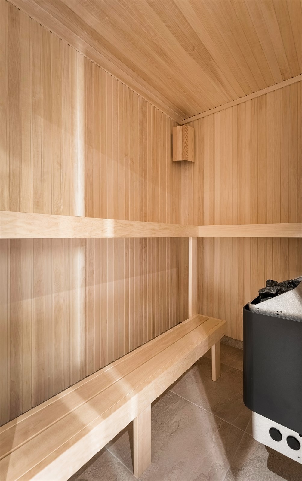 Badstue med sittebenker og elektrisk badstuovn. Galleribilde