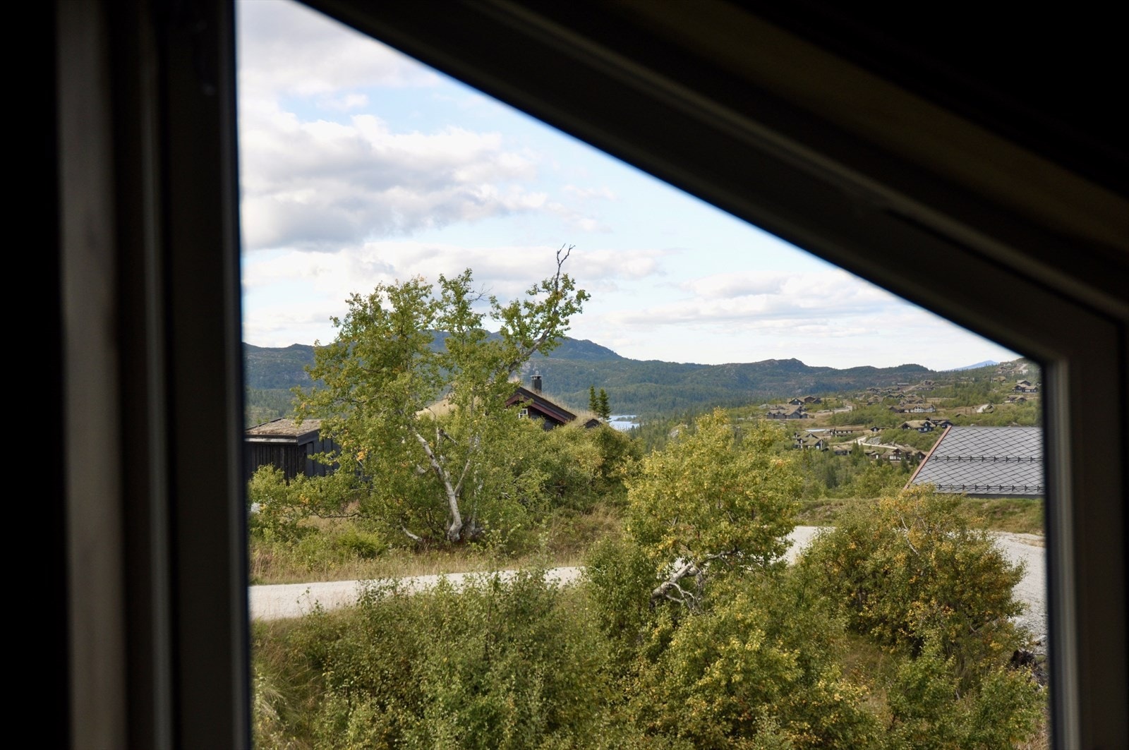 Man kan skimte Fyrisjøen fra det største soverommet i loftetasjen. Galleribilde