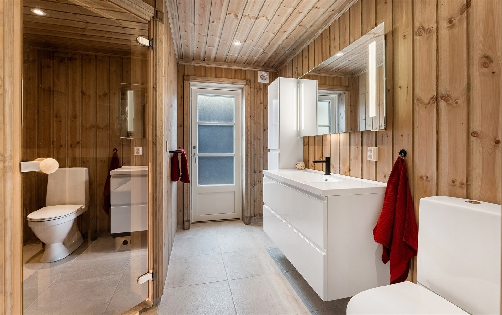 Innbydende bad med badstue og utgang til mulig fremtidig jacuzzi. Galleribilde