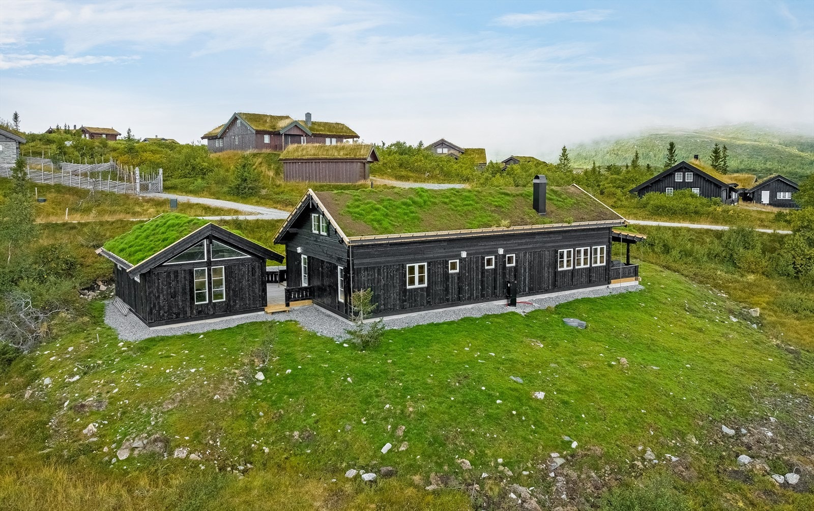 Eiendommen består av hytte med hovedetasje og loftetasje, samt et innredet anneks. Galleribilde