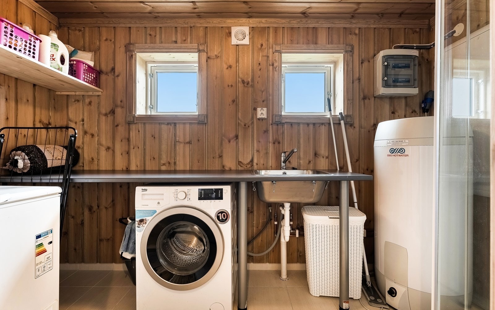 Eget vaskerom med dusjkabinett, brettebenk og annet teknisk utstyr. Galleribilde