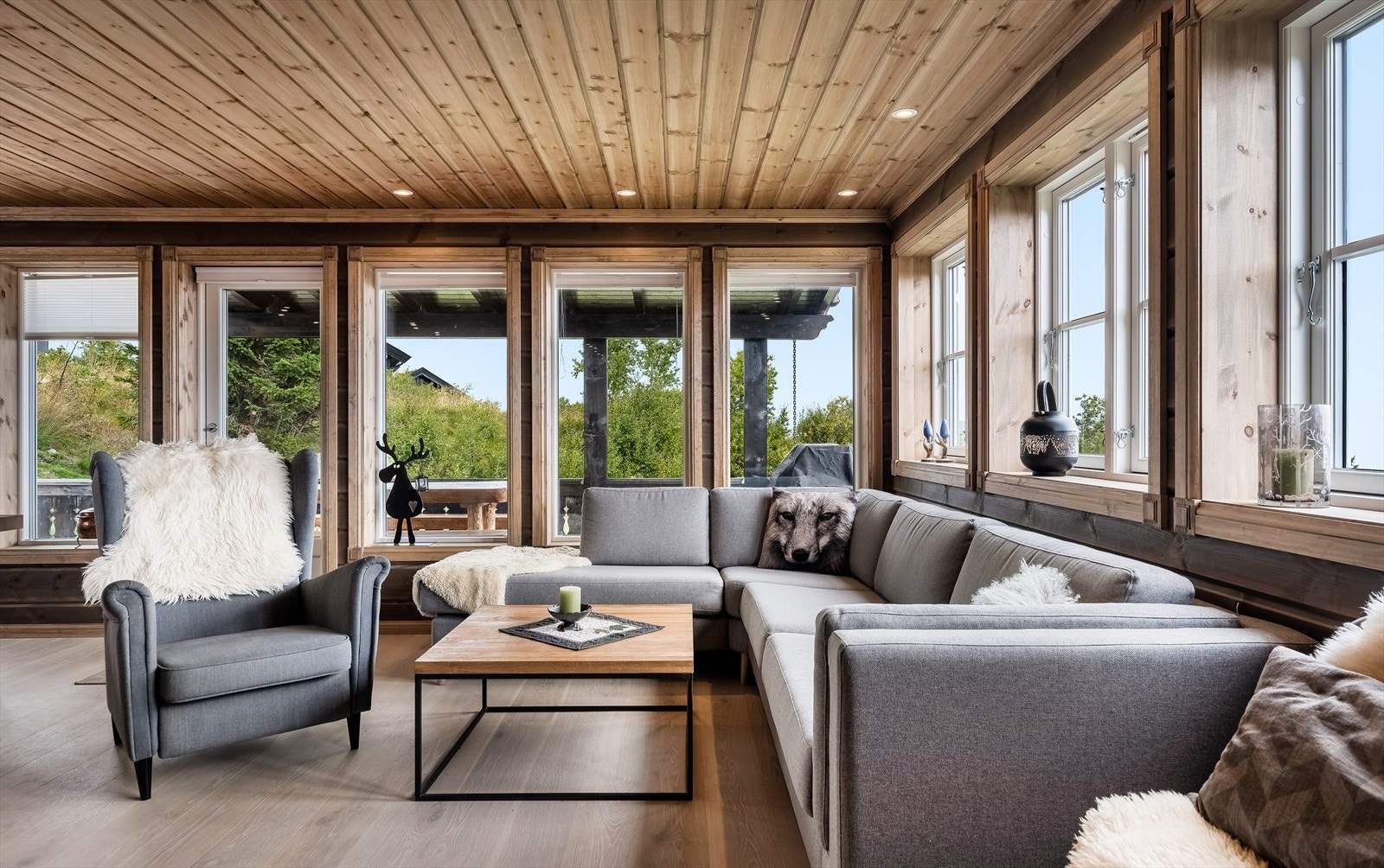 Hytta selges med en mengde møbler. Galleribilde