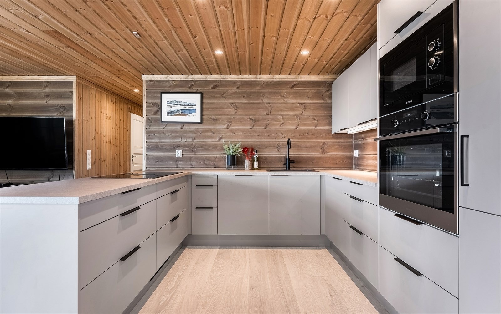 Moderne kjøkkeninnredning med integrerte hvitevarer. Galleribilde