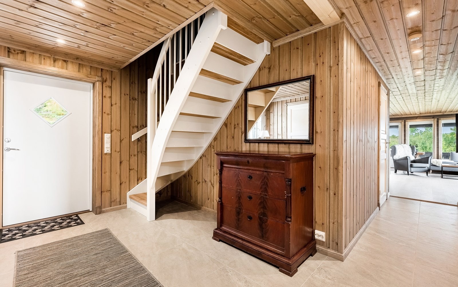 Hallen har god plass til oppbevaringsmuligheter. Galleribilde