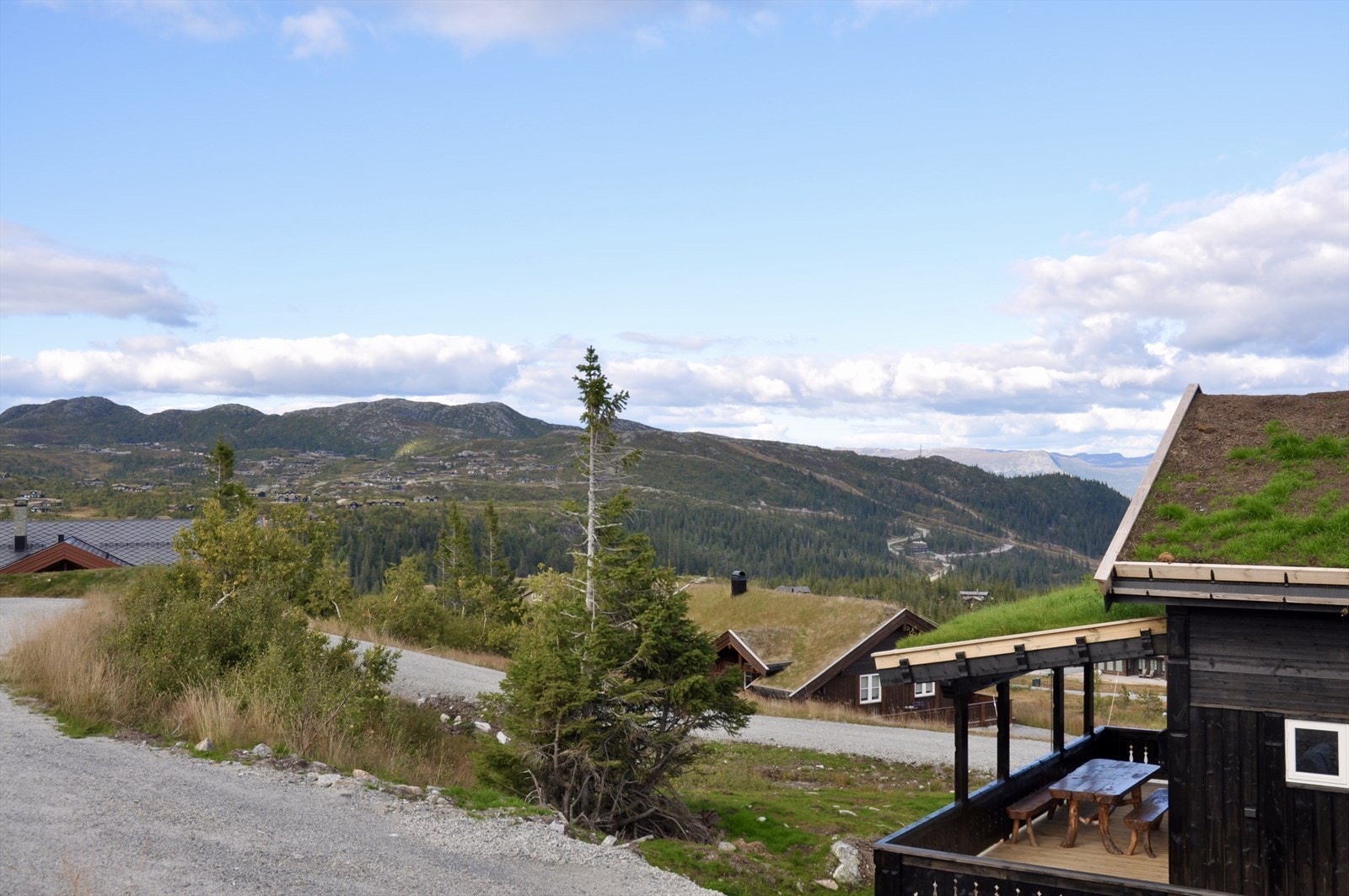 Fra hytta har man utsikt mot Vardefjell og alpinanlegget. Galleribilde