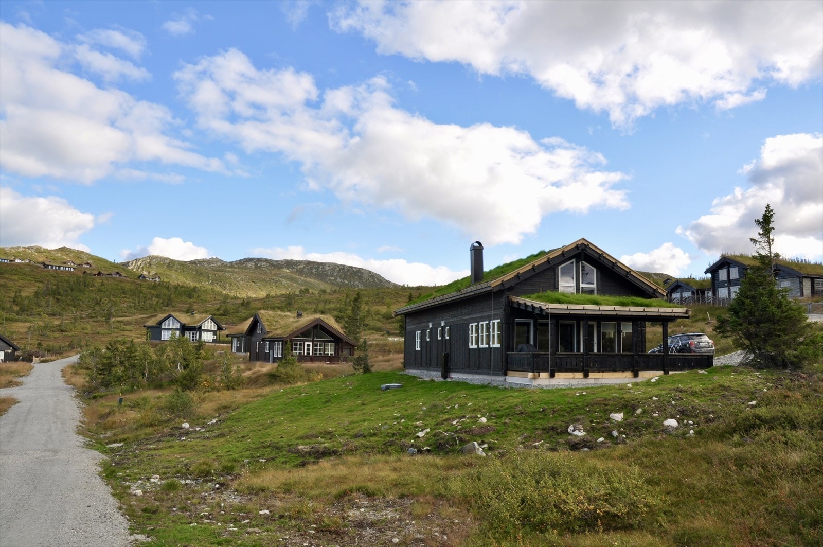 Hytta ligger fint plassert i terrenget. Galleribilde