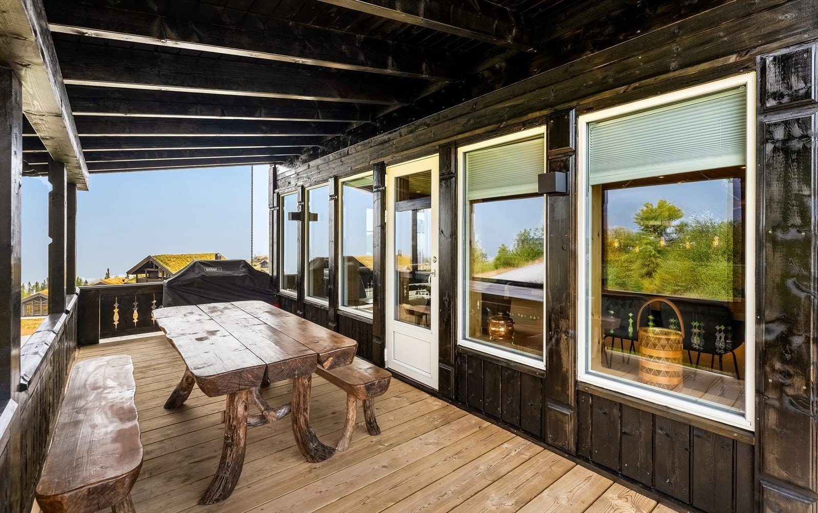 Fra stua har man direkte adgang til takoverbygget terrasse. Galleribilde