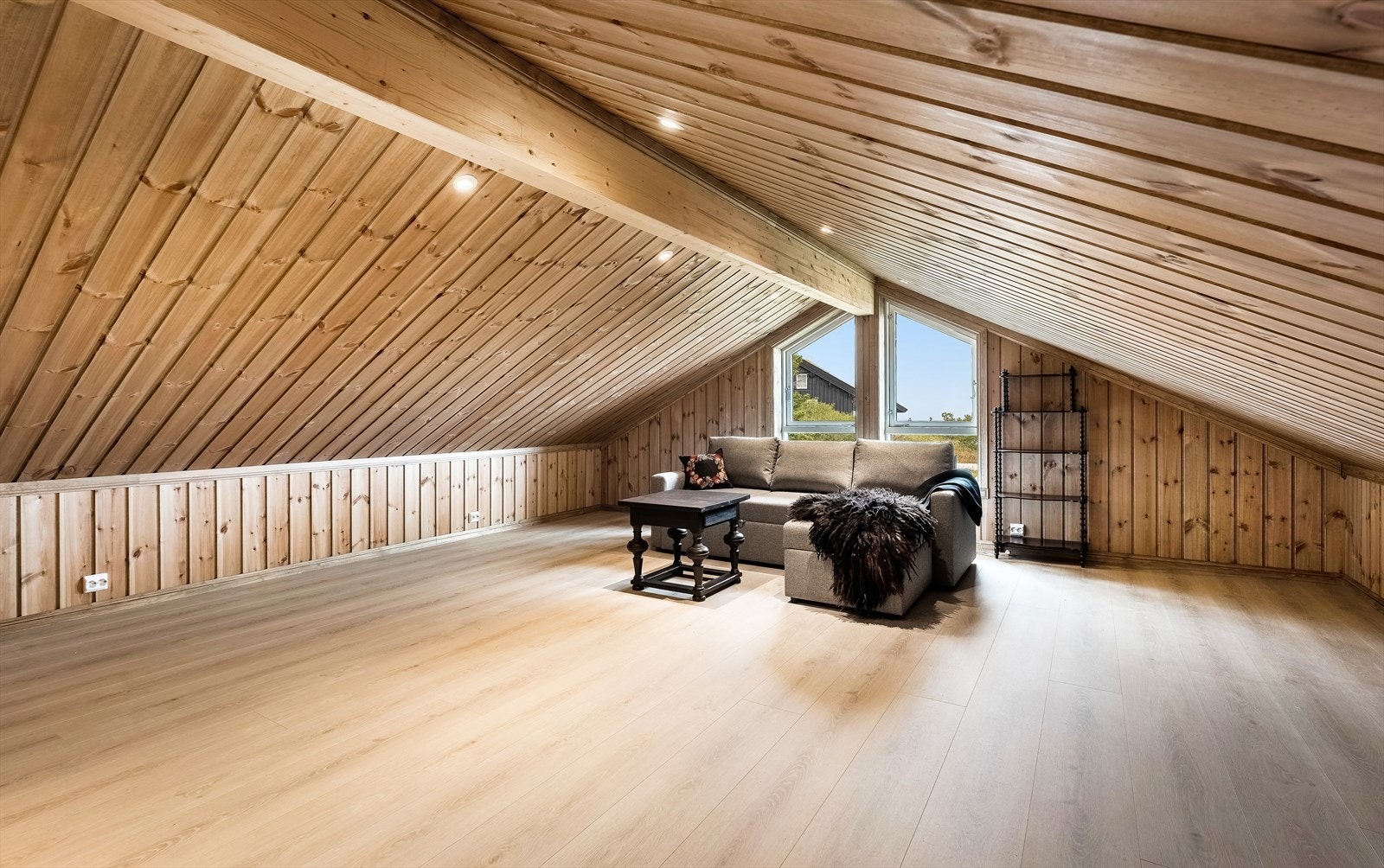 Stort soverom i loftetasjen. Kan også ha andre bruksområder hvis man ikke trenger så mange soverom. Galleribilde