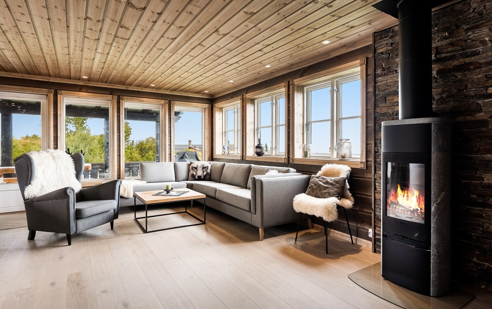 Flott peisovn i stua. Galleribilde