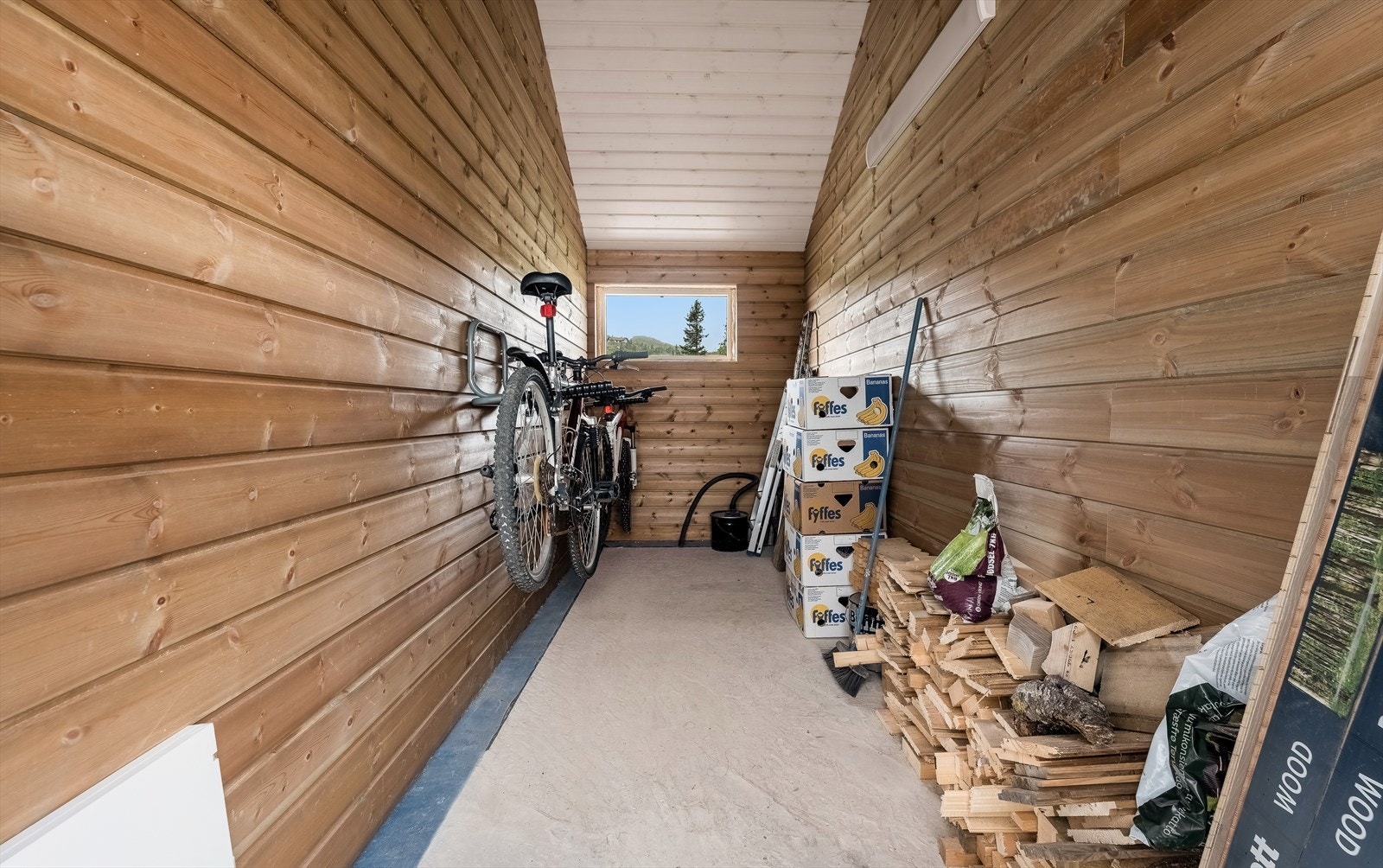 Når man har hytta like i nærheten av både ski- og sykkelløyper trenger man en spesialtilpasset ski og sykkelbod! Galleribilde