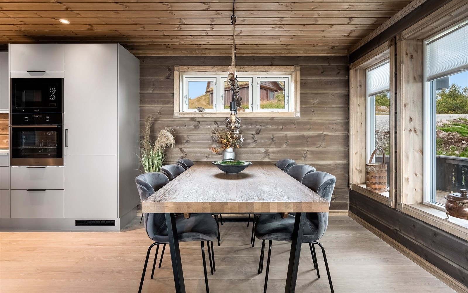 Spisestue i tilknytning til kjøkkenet. Galleribilde