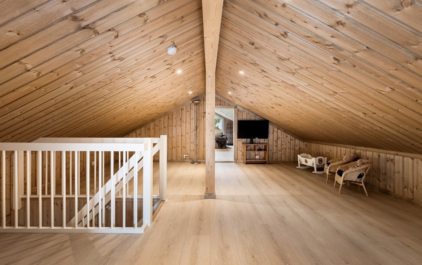 Romslig loftstue med en gulvflate på hele 88 m2.
Her har du en praktisk loftstue, samt 3 soverom. Galleribilde