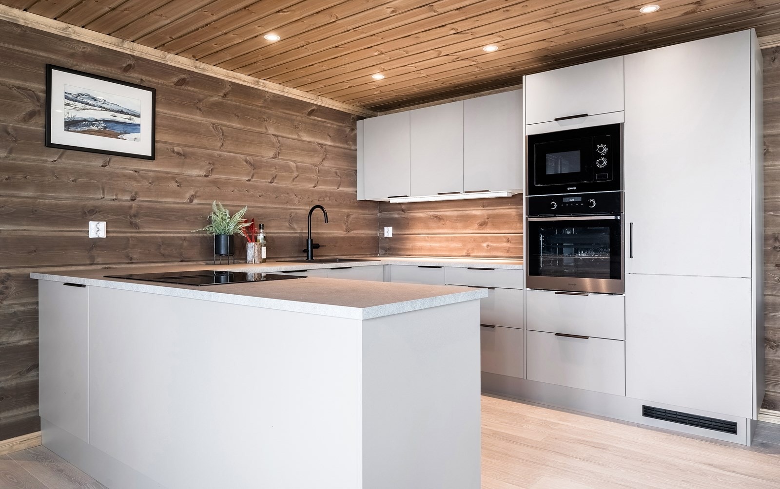 Praktisk halvøy gir godt med benkeplass, samtidig som det er sosialt mot stua. Galleribilde