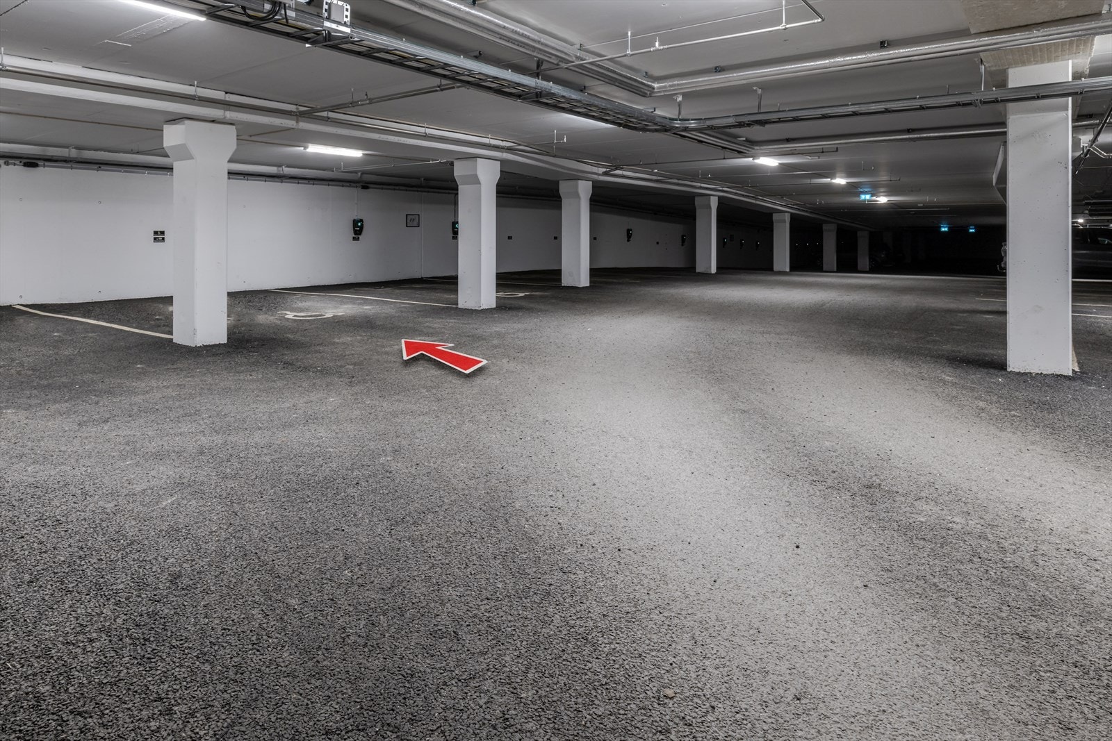 Garasjeanlegget ligger i u-etasje med tilliggende felles prepperom. Fra parkeringsplassen til leiligheten er det kort vei inn i leilighetsbygget. Galleribilde