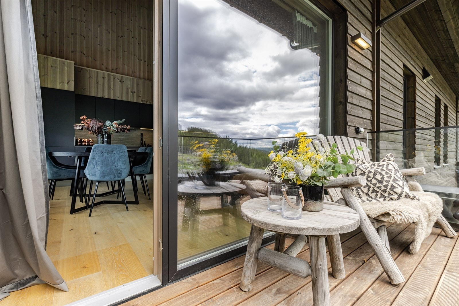 Leiligheten har store vindusflater som trekker den mektige fjellheimen inn i stuen. Galleribilde