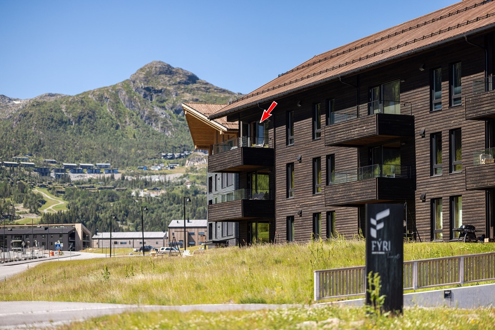 Leiligheten ligger privat med flott utsikt og gode solforhold. Galleribilde