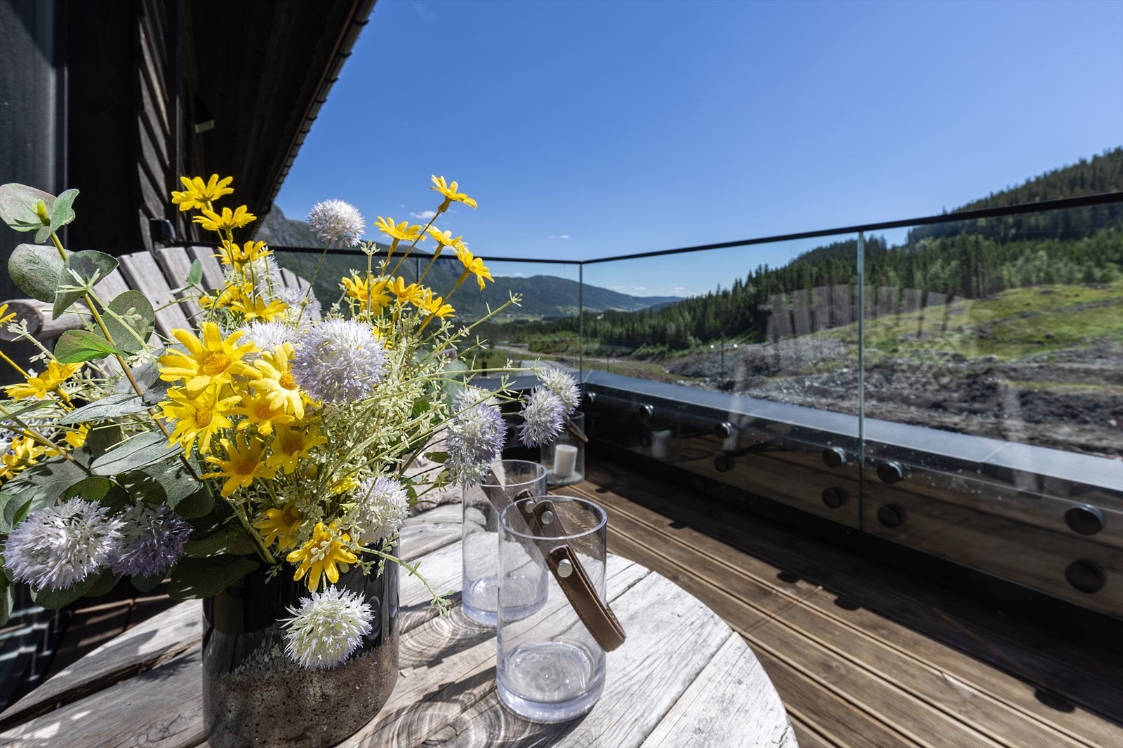 Fra balkongen har du god skue utover dalføret. Galleribilde