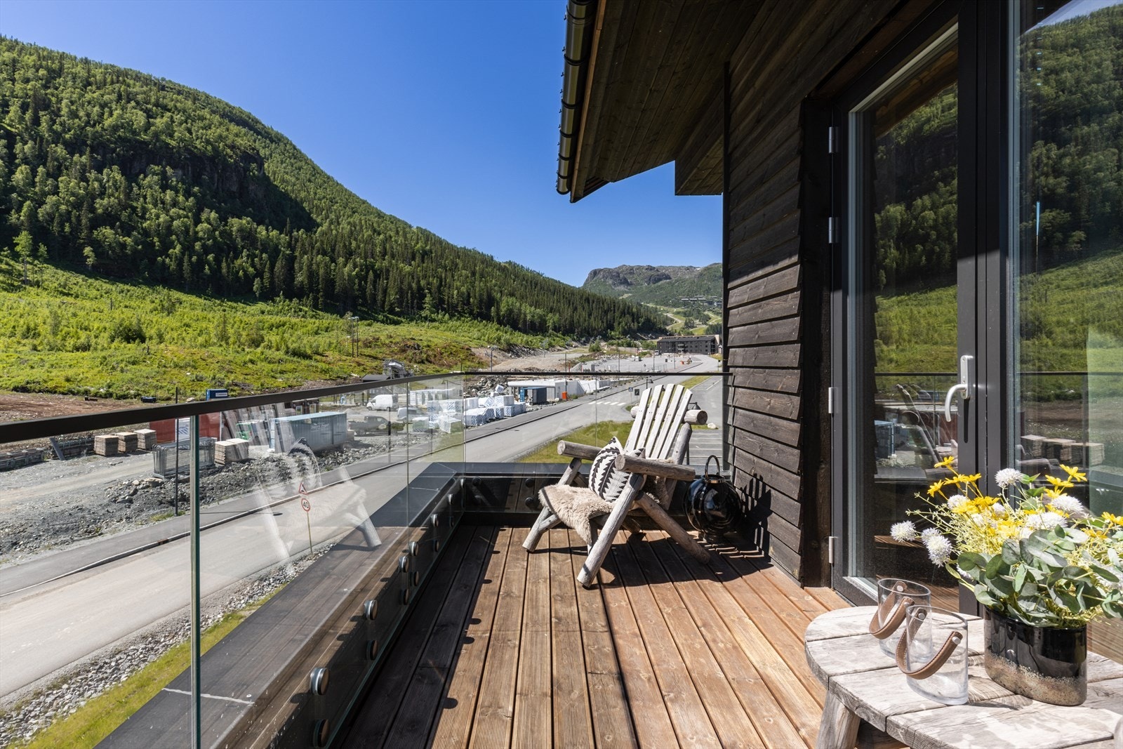 Balkongen ligger privat med en fantastisk utsikt og gode solforhold. Glassrekkverket sørger for at du sitter lunt og kan nyte ettermiddagen etter en god dag i fjellheimen. Galleribilde