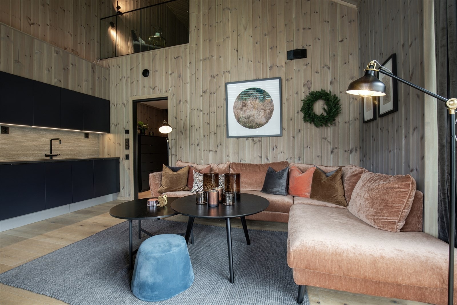 Leiligheten ligger i 3.etasje med egen loftsetasje/hems. Meget energivennlig med bla. vannbåren varme og balansert ventilasjon. Galleribilde