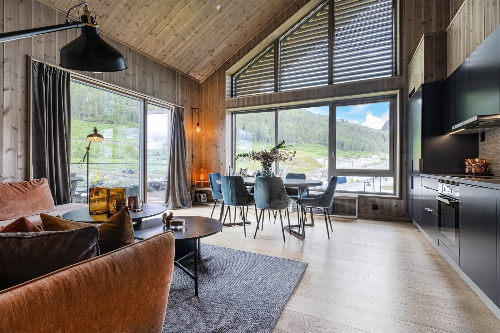 Åpen stue- og kjøkkenløsning med god generøs takhøyde og fantastisk utsikt! Galleribilde