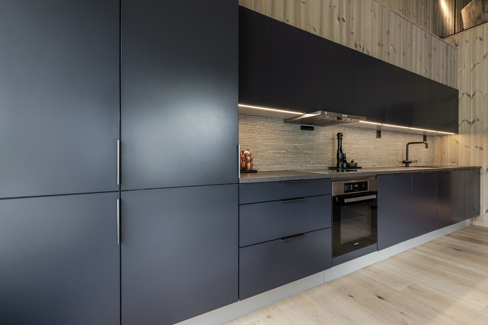 Lekkert og tidløst kjøkken med integrerte hvitevarer fra Miele. Galleribilde