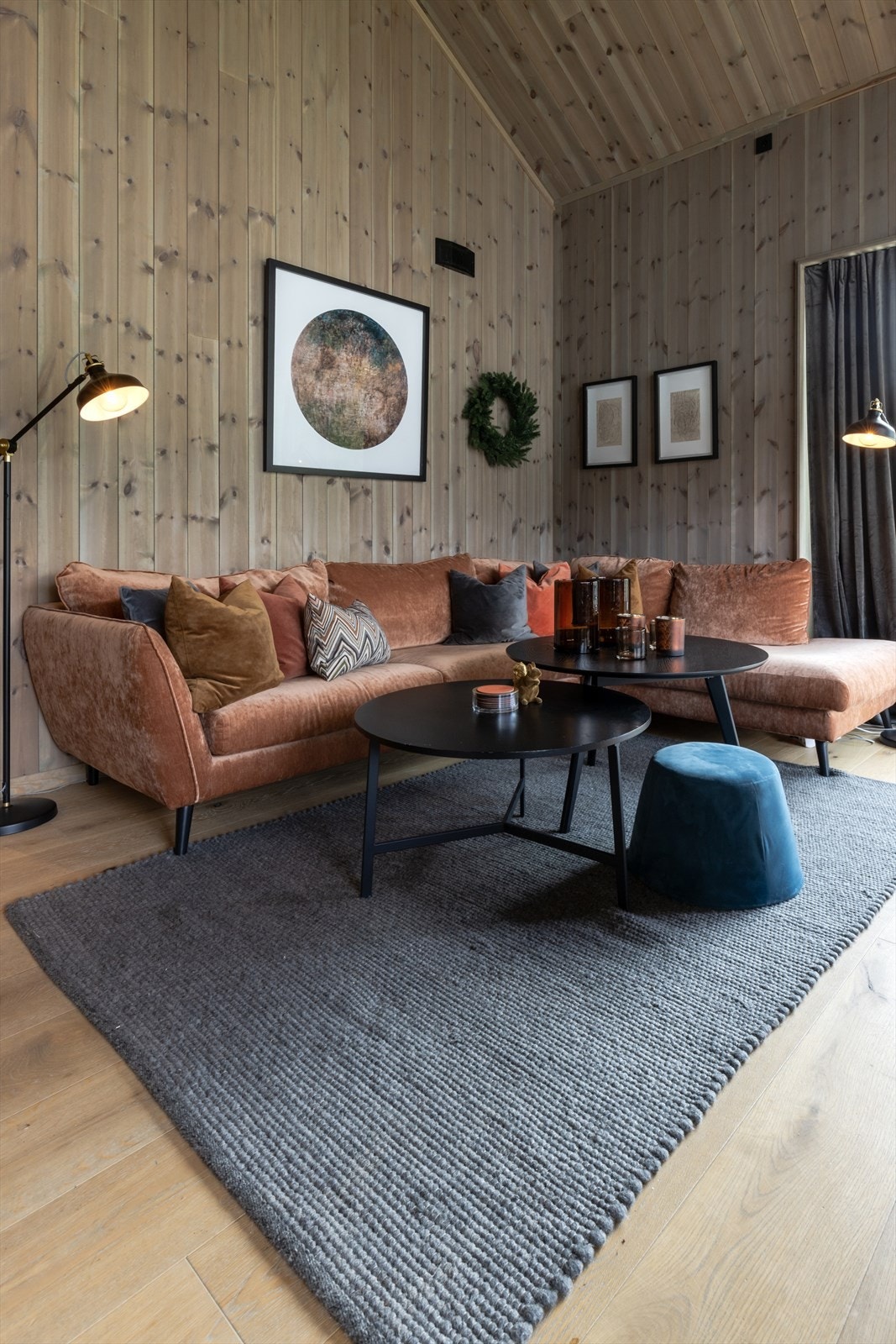 God plass til stor sofagruppe. Galleribilde