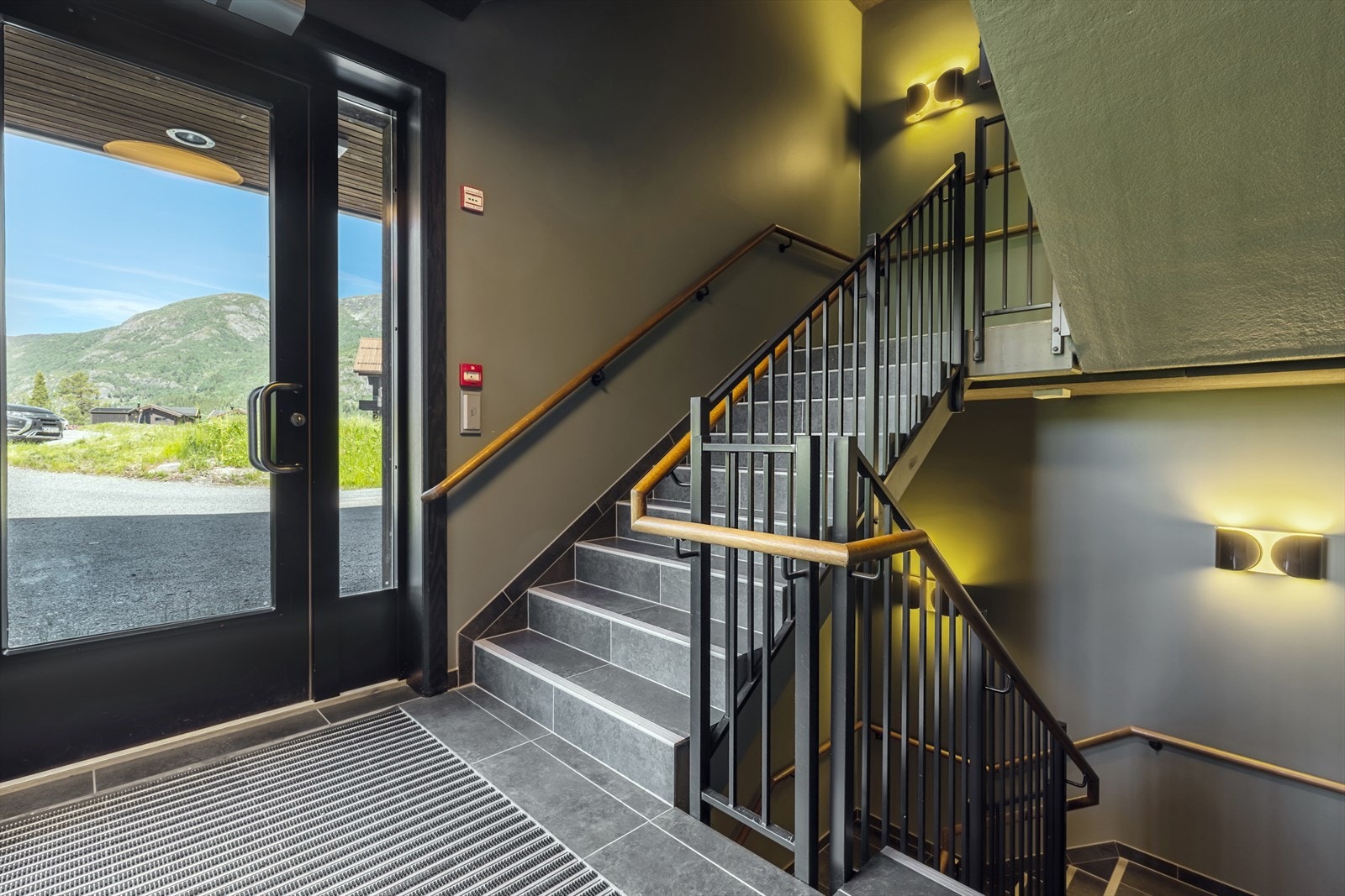 Adkomst til leiligheten via trapp eller heis. Galleribilde