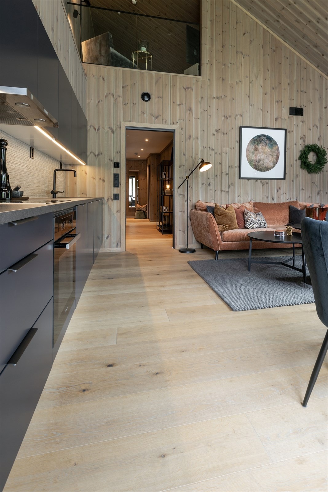 Fra oppholdsrommet mot gjestestuen. Galleribilde