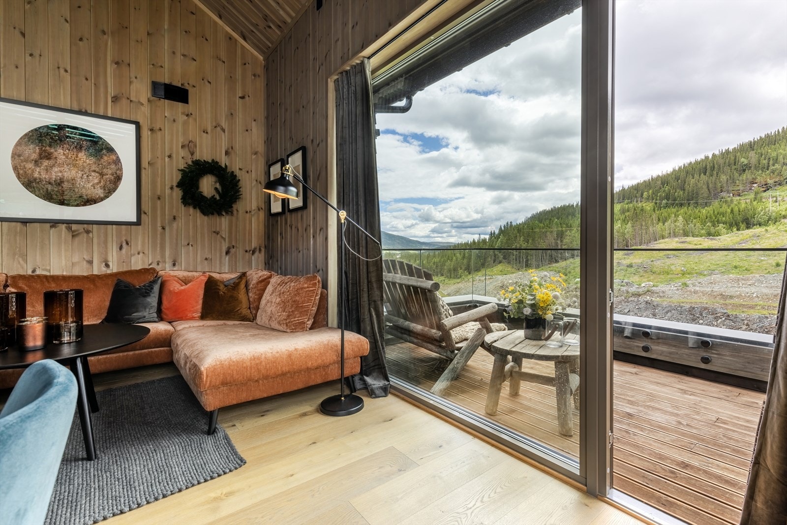 Fra stuen er det utgang til balkong på ca 8 kvm. Galleribilde