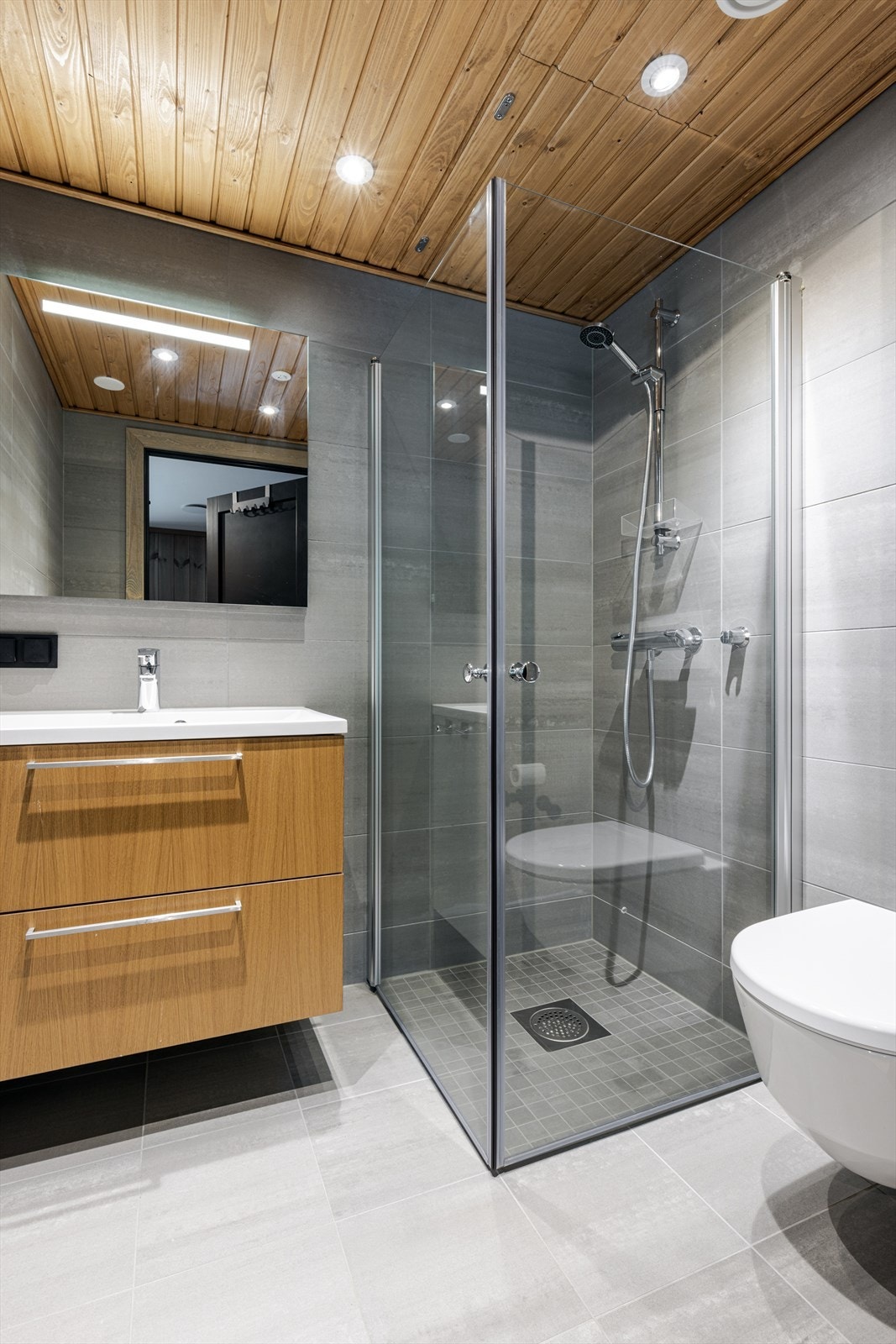 Tidløst baderom tilknyttet hovedsoverommet. Galleribilde