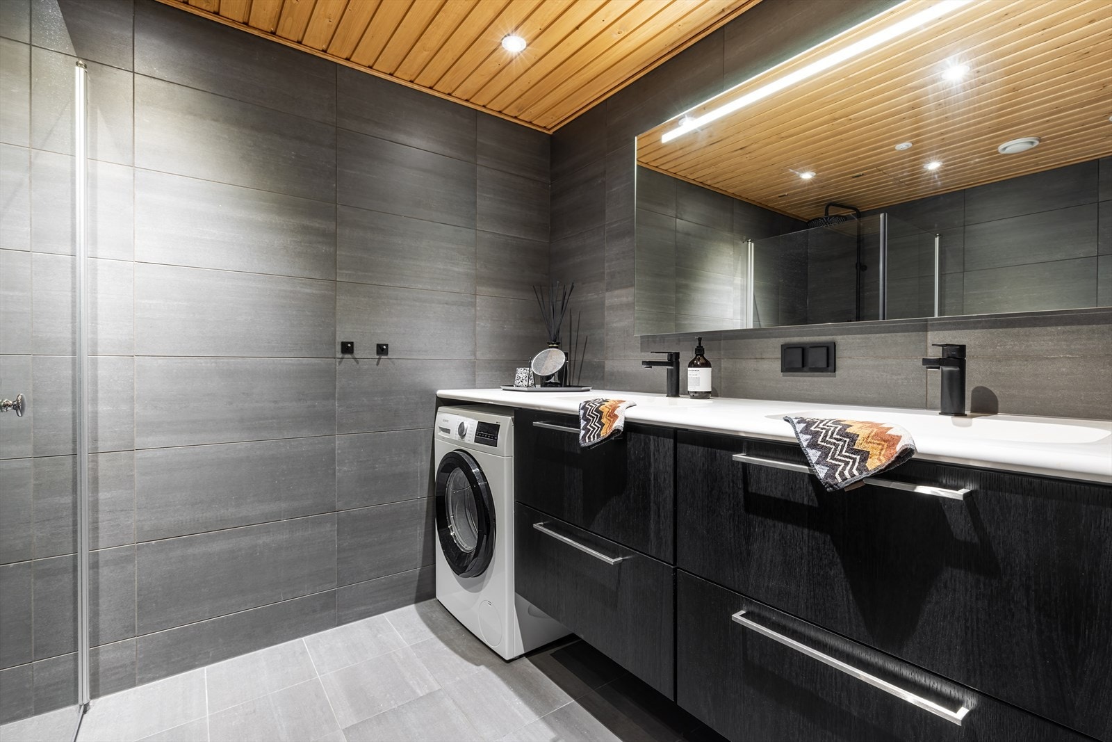 Baderom nr 2 med opplegg for vaskemaskin under servantplate. Galleribilde