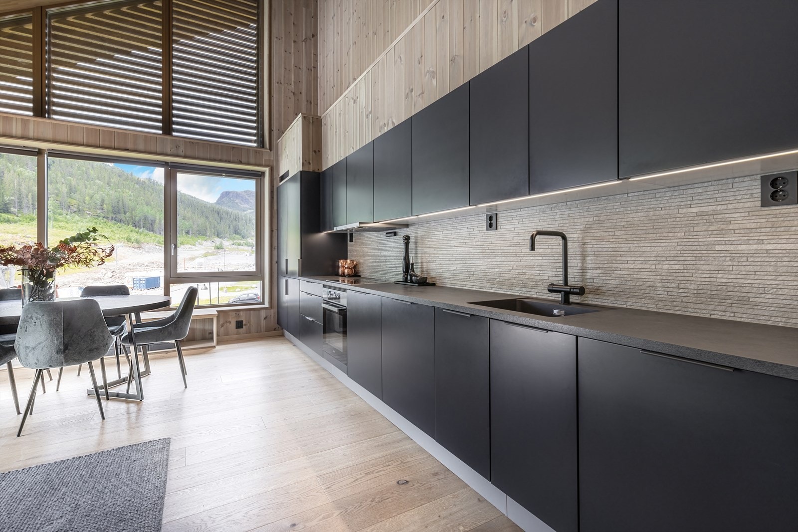 Fra spisebordet nytes den fantastiske utsikten mot Hemsedal skisenter. Galleribilde