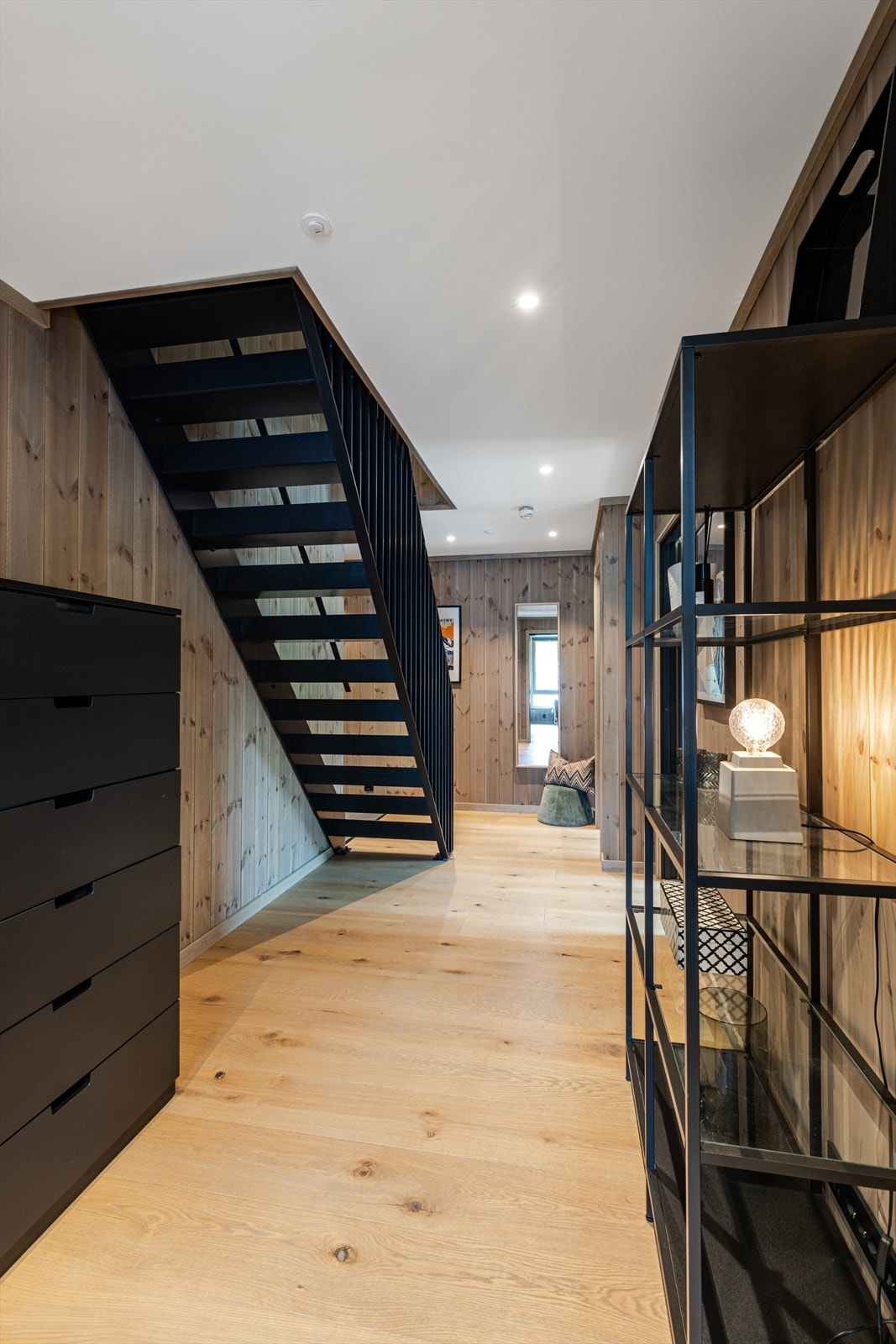 Entre/gang med god plass for oppbevaring. Galleribilde