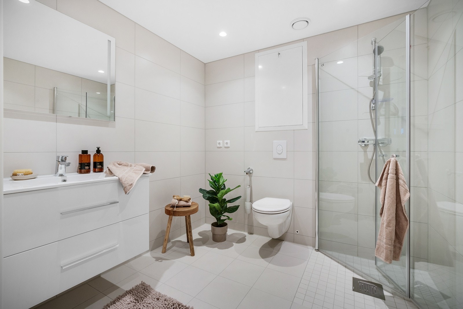 - Badet er helflisert med fliser i størrelsene 30x60 på vegg, 5x5 i dusjsone og 30x30 på gulv - Galleribilde