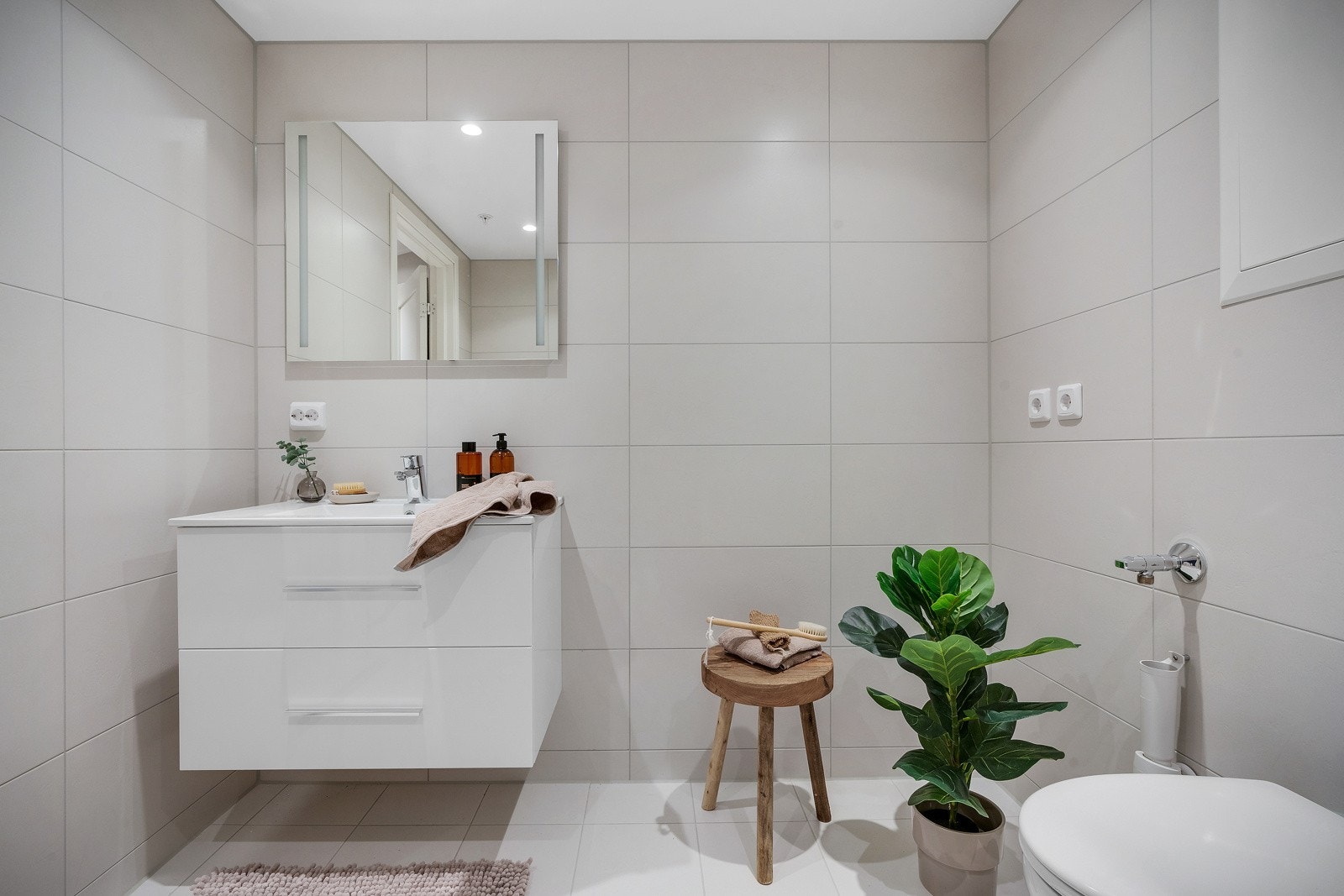 - Badet har downlights og lys i speil - Galleribilde