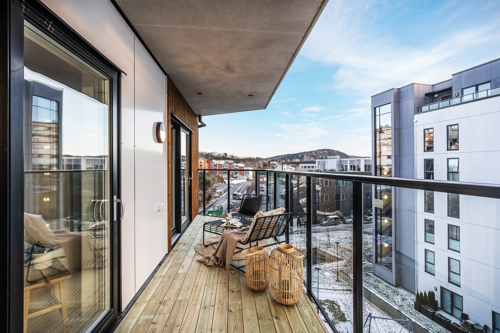 - Balkong leveres med tredekke, lyspunkt og el-uttak - Galleribilde
