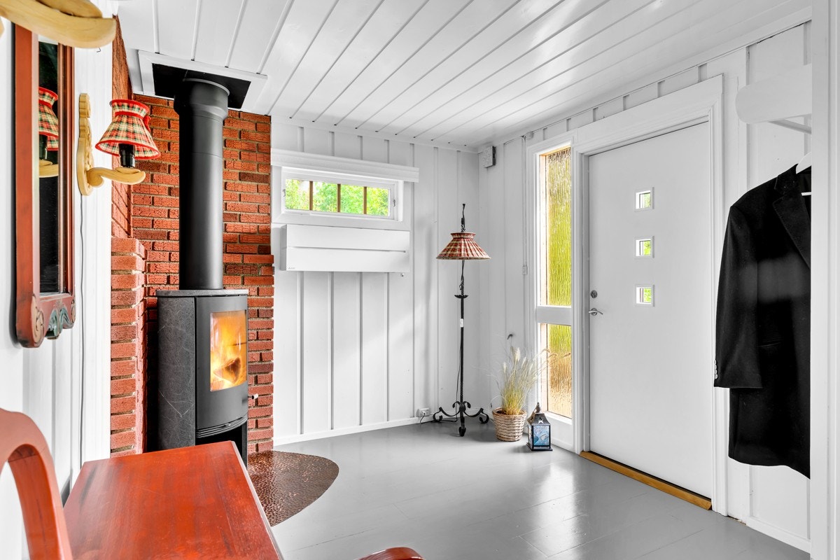 Inn i entreen/hallen er det god plass for entrémøblement, samt peisovn med stålpipe fra 2010 Galleribilde