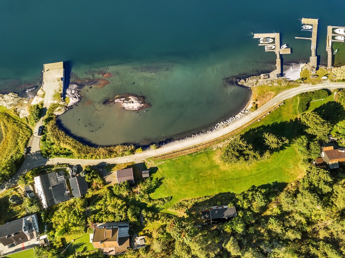 Eiendommen har egen strandlinje, brygge og båtplass Galleribilde