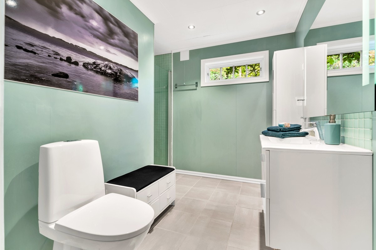 Badet har innfelte downlights i himling og varmekabler i gulvet Galleribilde