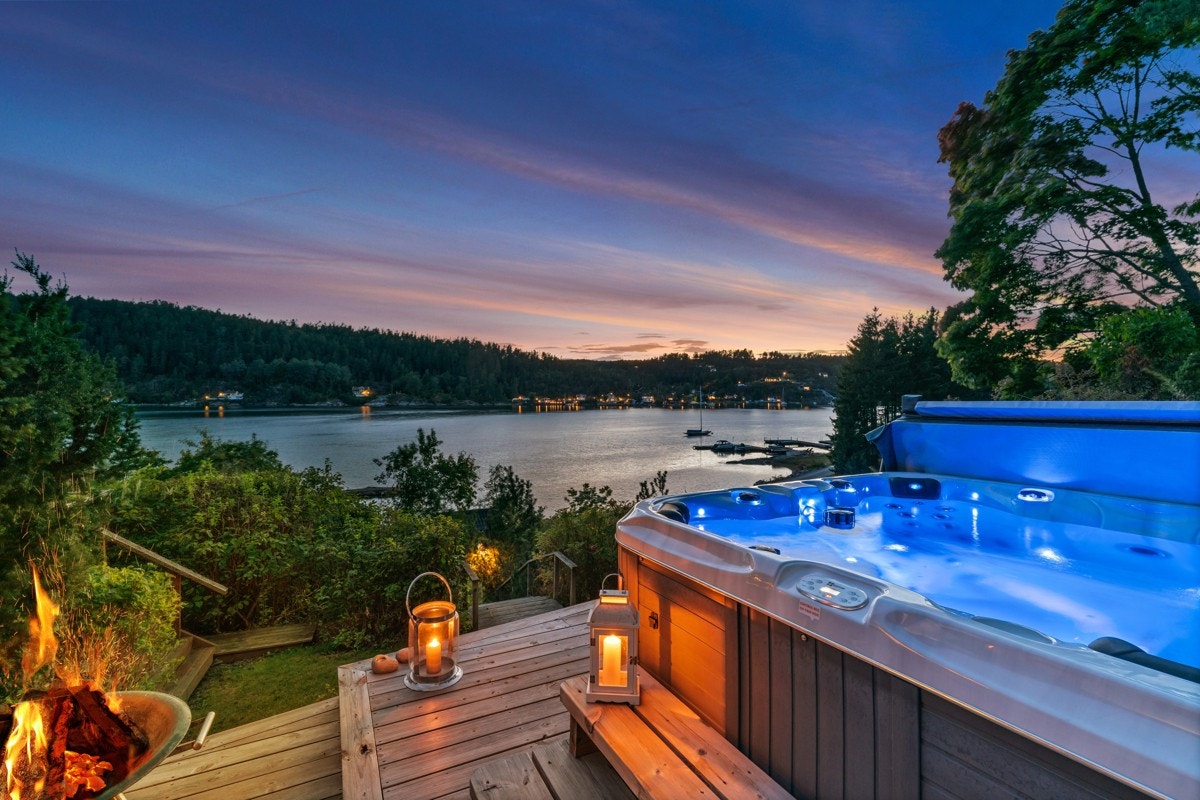 Det er også etablert en platting på et høyere nivå med Jacuzzi og utedusj Galleribilde