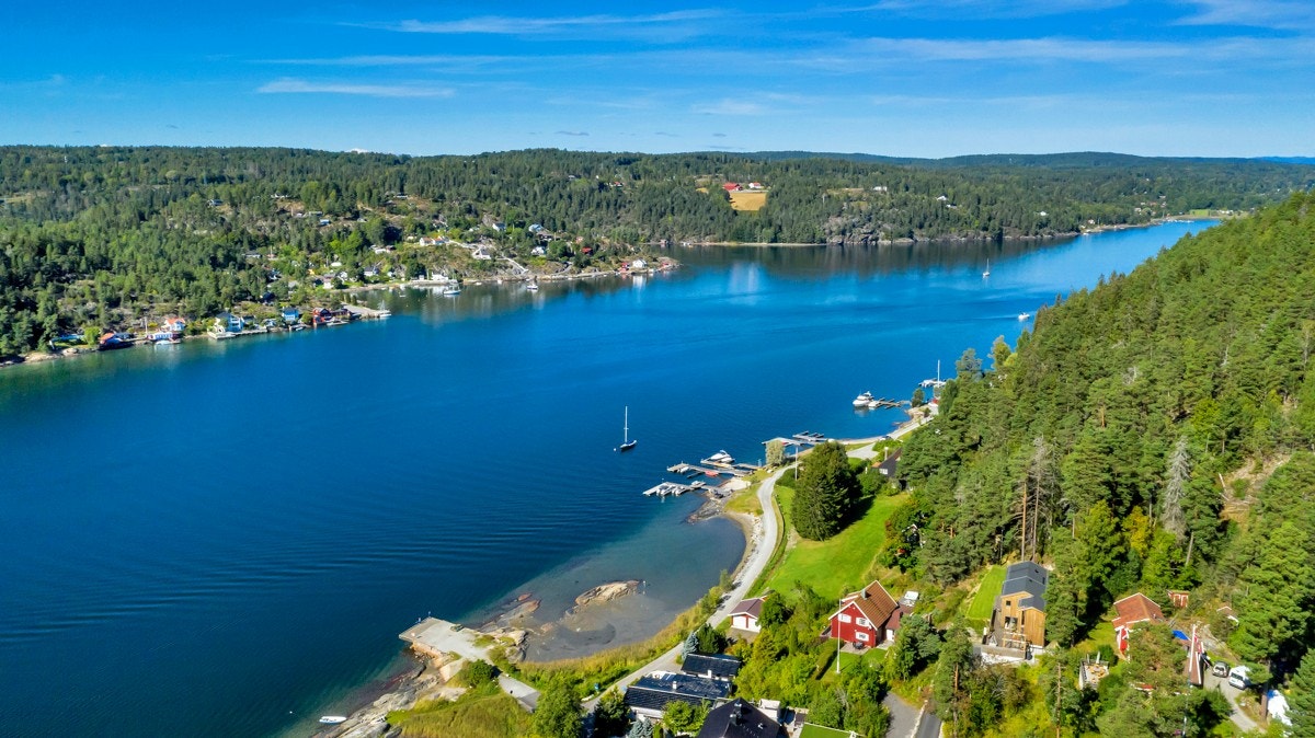 Eiendommen ligger majestetisk til langs sjøen på vakre Kjærnes, på Vinterbro i Ås kommune Galleribilde
