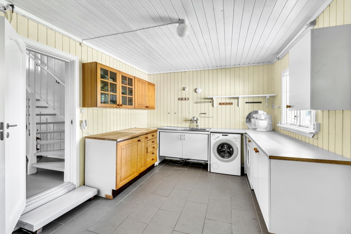 Boligens vaskerom er antatt fra ca. 1980 og har egen inngang fra terrassesiden Galleribilde