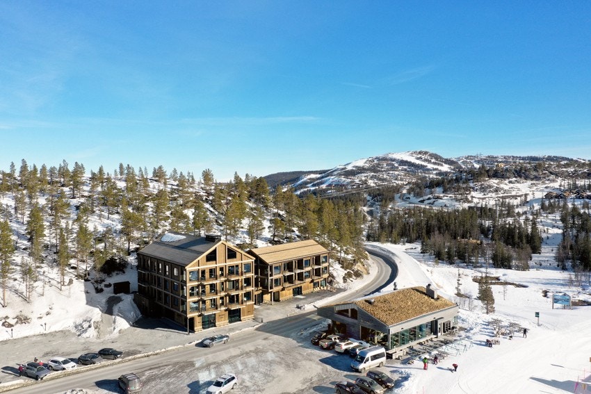 Restaurant Fyrieggen og Gaustatoppen Sportell med stolheisen Ronnyheisen og Skipsfjell i bakgrunnen Galleribilde